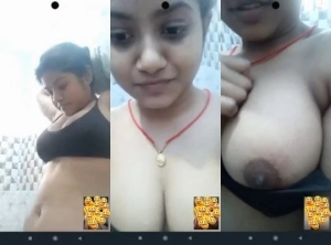 Sexy Desi Girl Shows Her Big Boobs